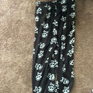 Edgy Black sweats with skulls with headphones, they are super adorable n comfy!